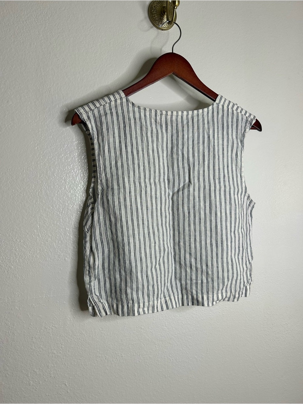 Nation LA 100% Linen White Blue Striped Cropped Tank Top Shell Button Detail