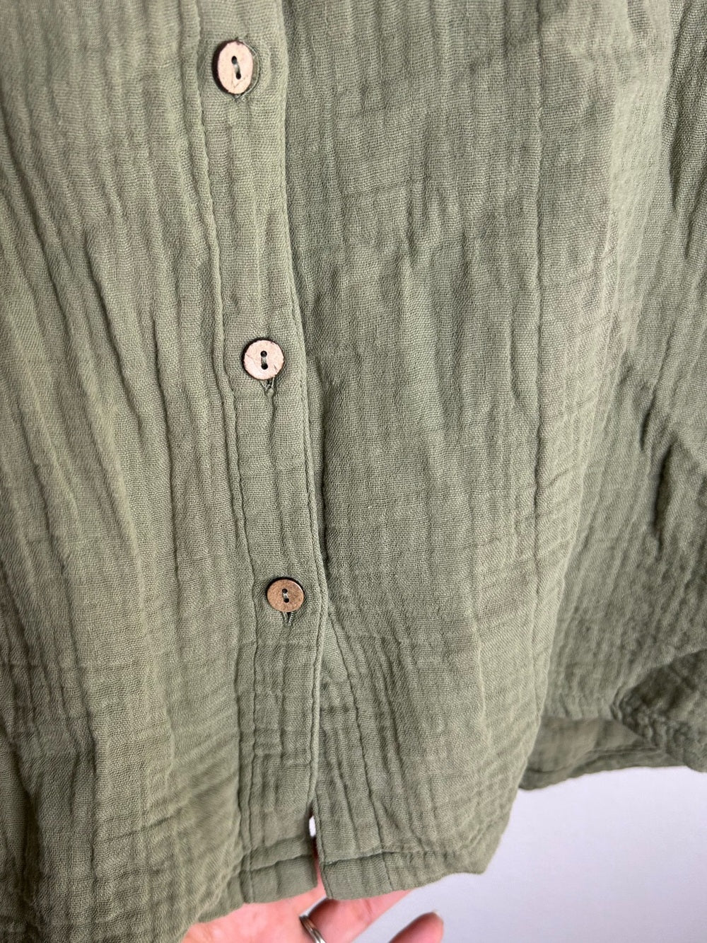 Xirena 100% Cotton Gauze Tyler Shirt in Dark Seagrass