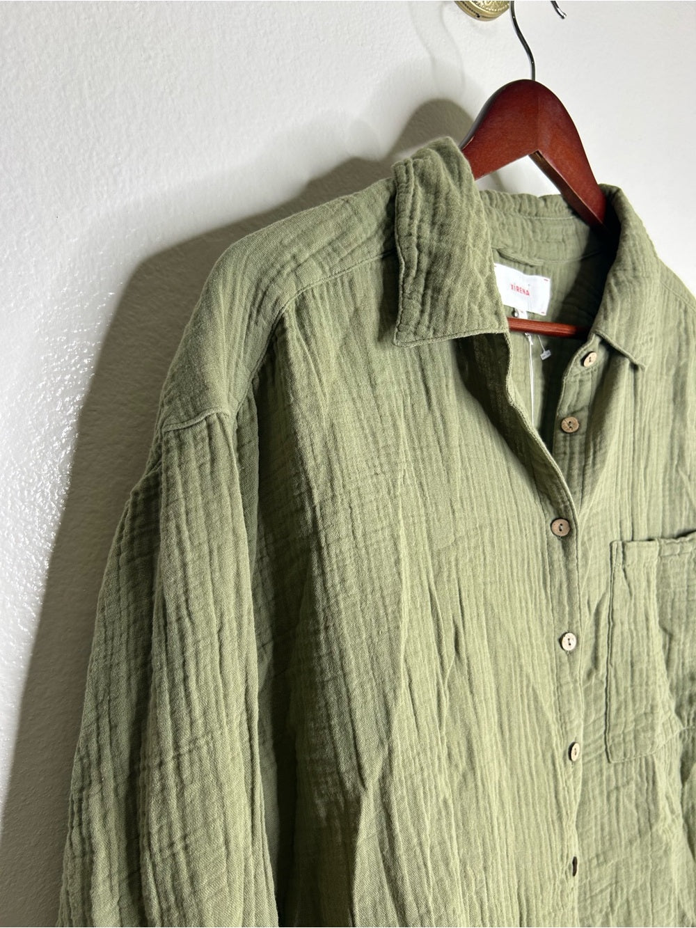 Xirena 100% Cotton Gauze Tyler Shirt in Dark Seagrass