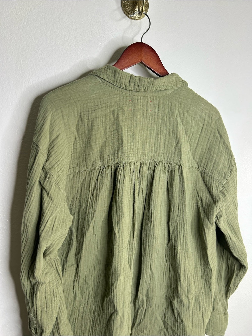 Xirena 100% Cotton Gauze Tyler Shirt in Dark Seagrass