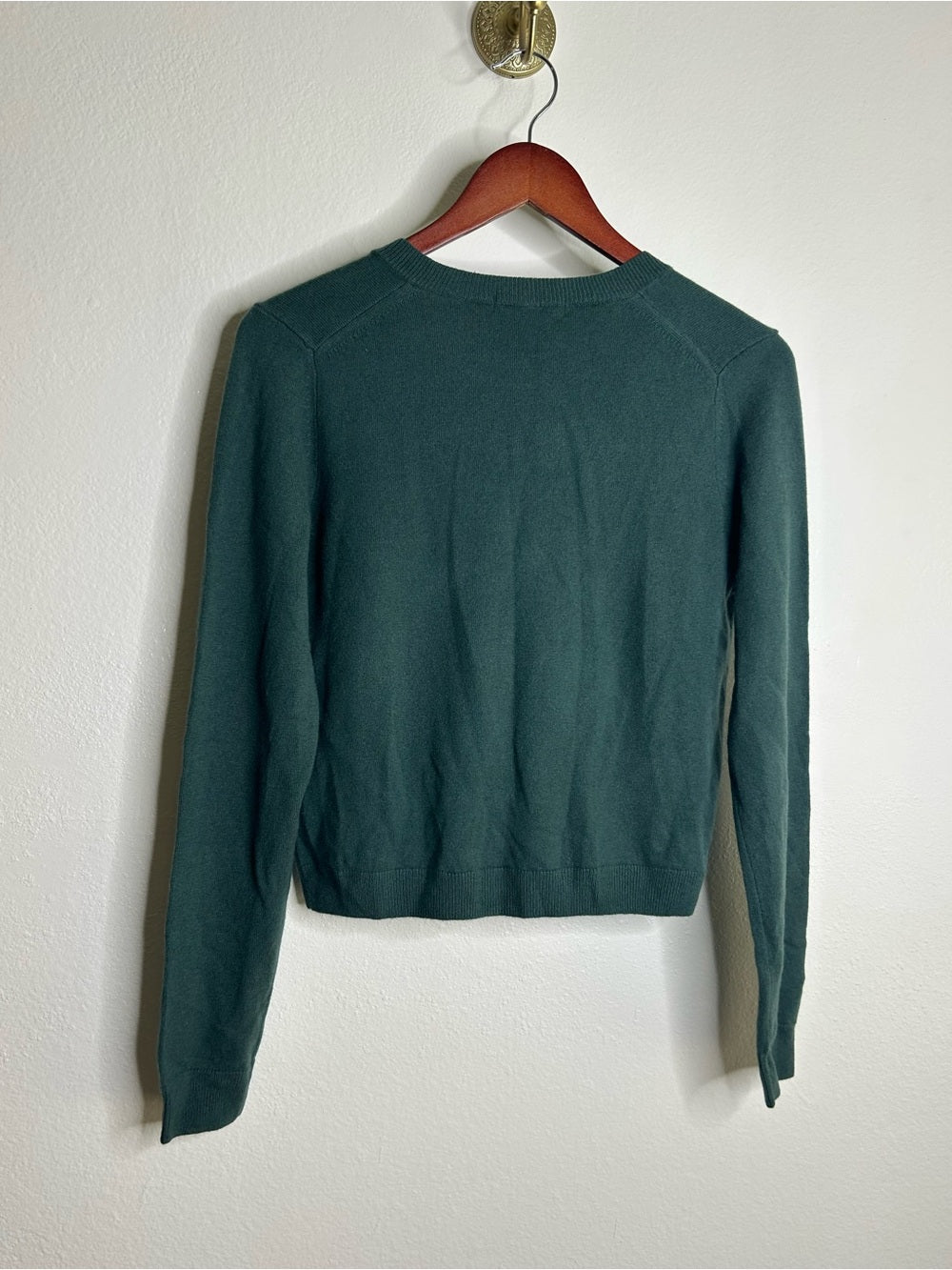 Uniqlo 100% Cashmere Crew Neck Button Down Cardigan Sweater in Olive Green