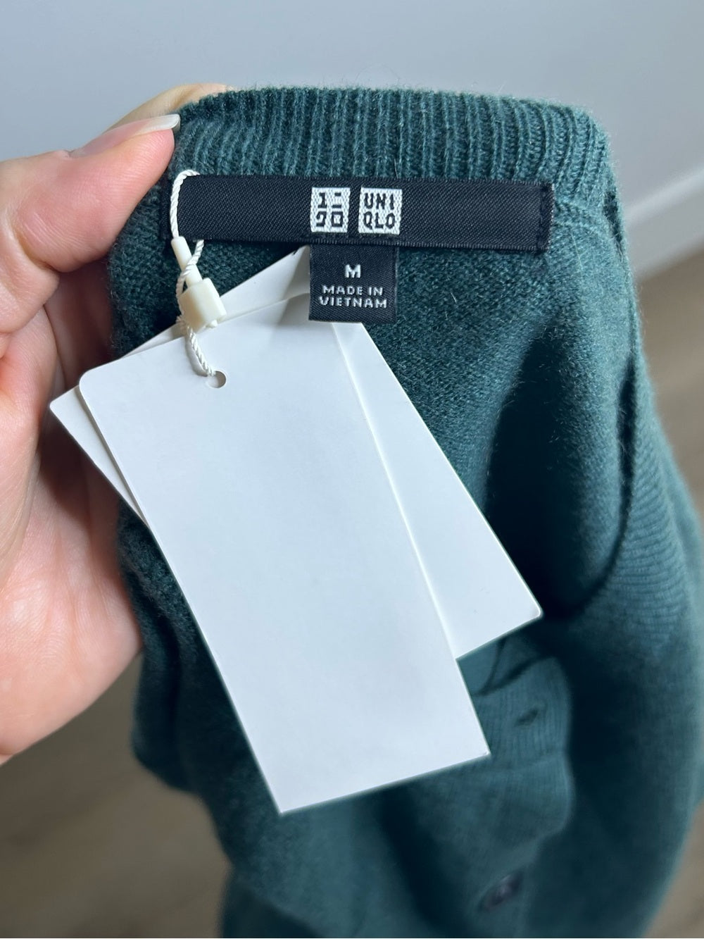 Uniqlo 100% Cashmere Crew Neck Button Down Cardigan Sweater in Olive Green