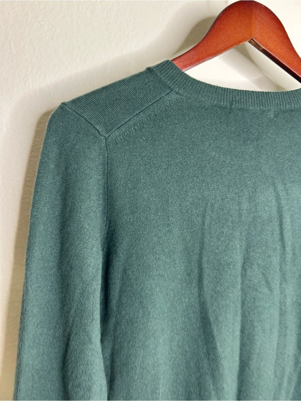 Uniqlo 100% Cashmere Crew Neck Button Down Cardigan Sweater in Olive Green