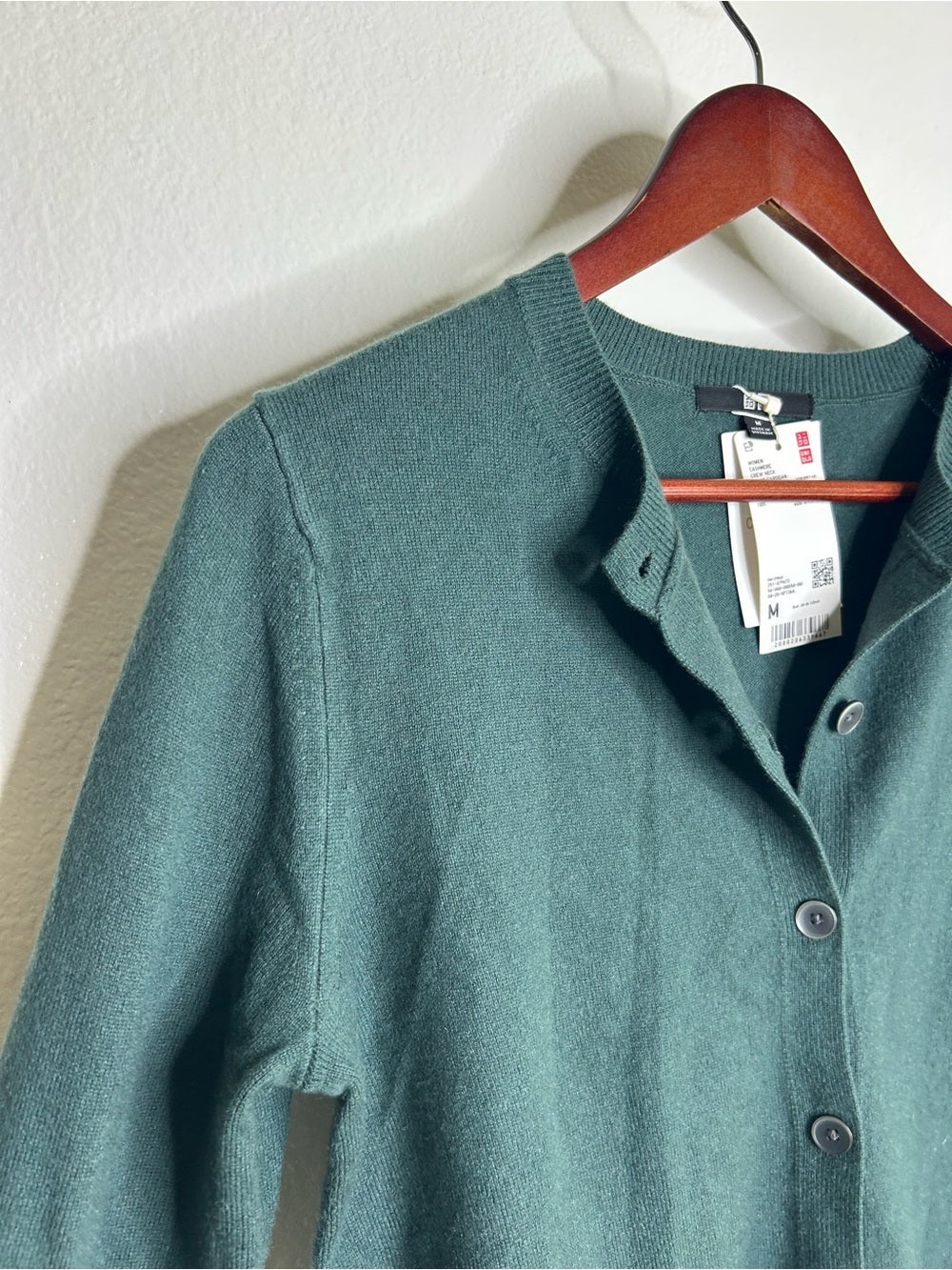 Uniqlo 100% Cashmere Crew Neck Button Down Cardigan Sweater in Olive Green