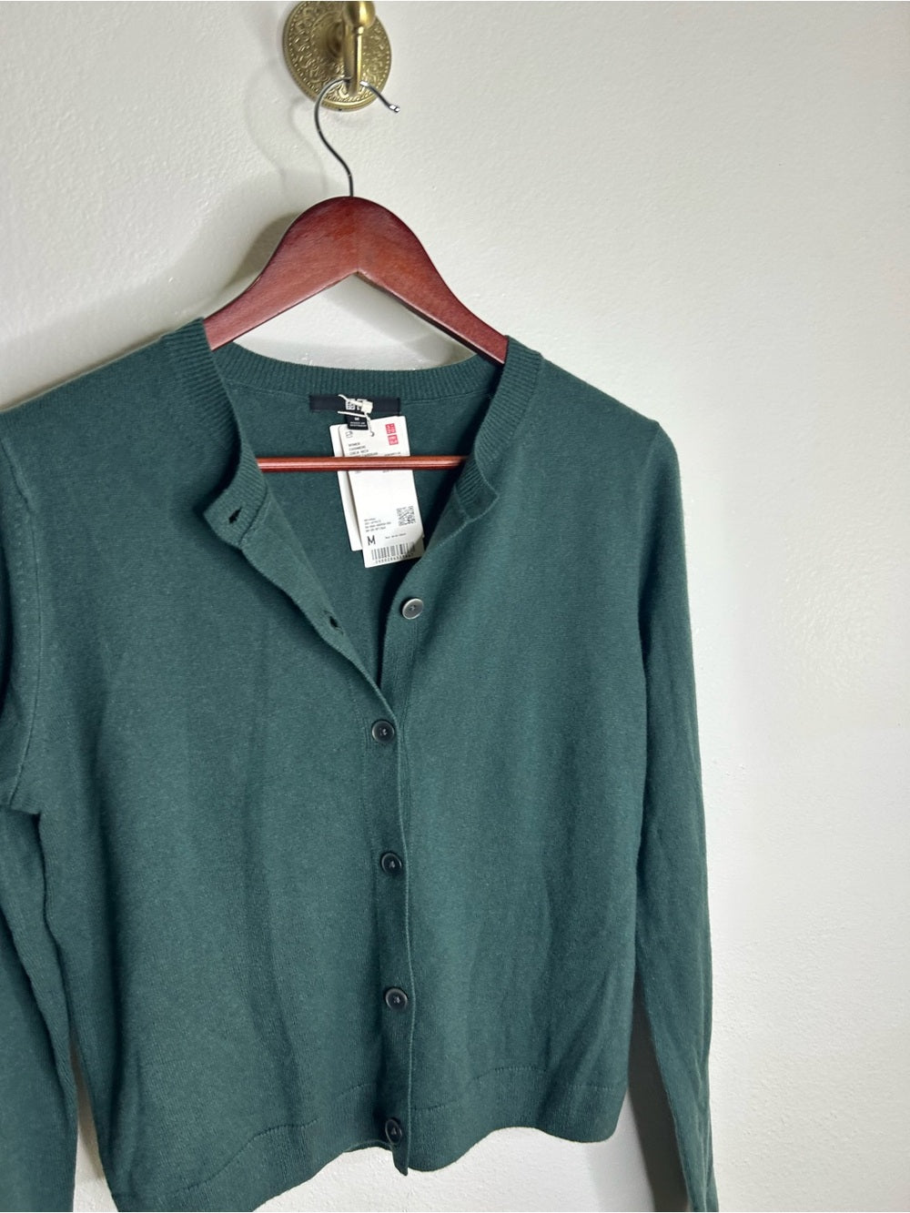 Uniqlo 100% Cashmere Crew Neck Button Down Cardigan Sweater in Olive Green