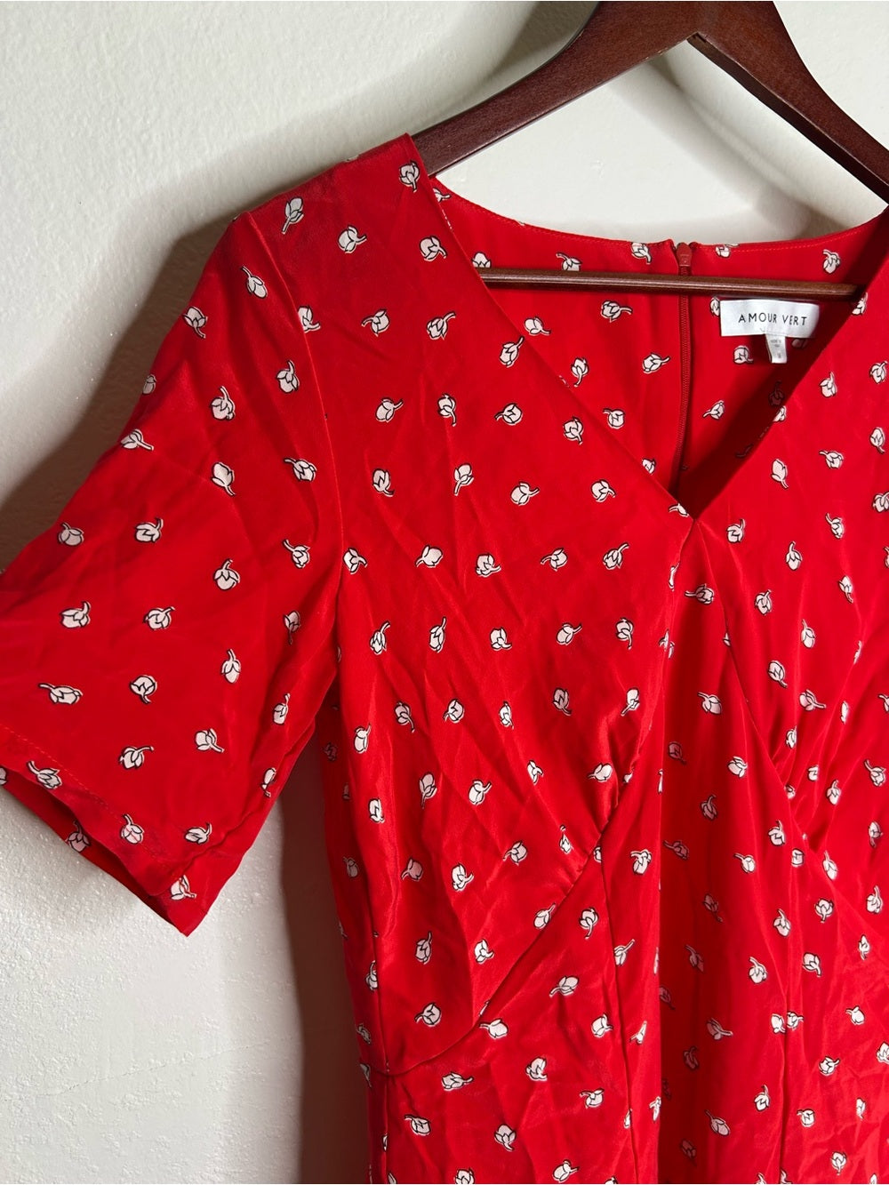 Amour Vert 100% Silk Red Floral Short Sleeve V - Neck Midi Dress