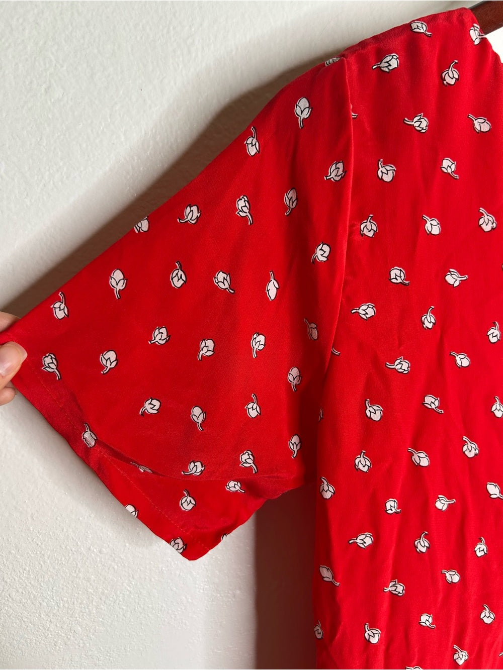 Amour Vert 100% Silk Red Floral Short Sleeve V - Neck Midi Dress